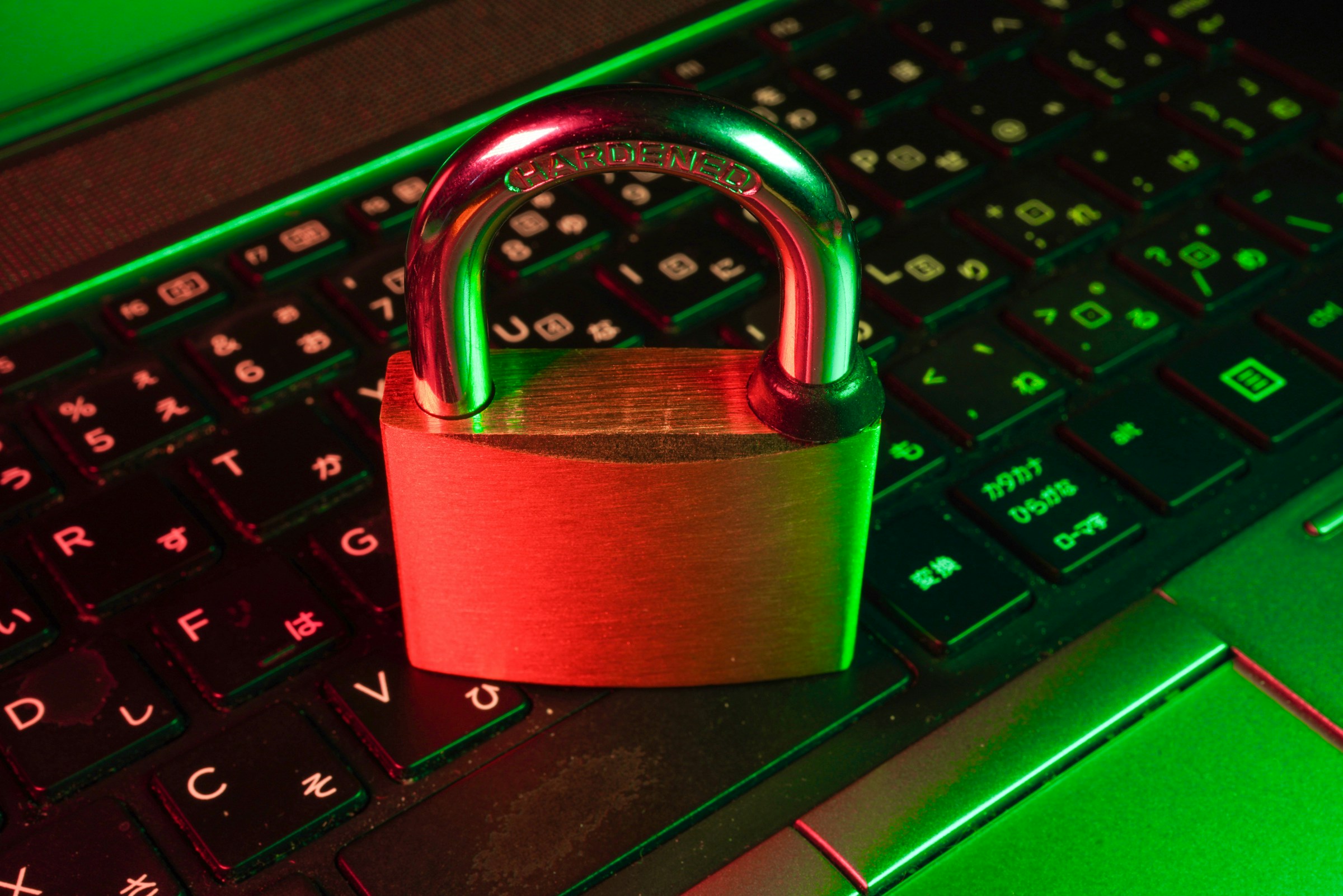 Server-rack i et datasenter med blå LED-lys - illustrasjon for cybersikkerhets-infrastruktur