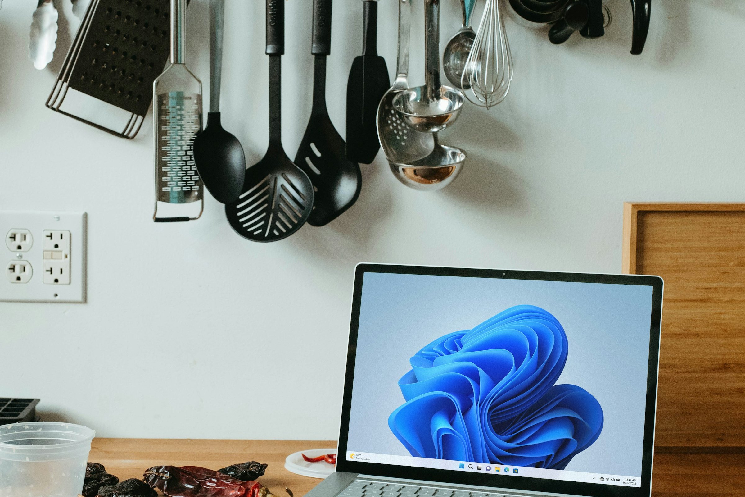 En bærbar forretnings-PC på et skrivebord på et moderne kontor - illustrasjon for Windows 11 i bedrift