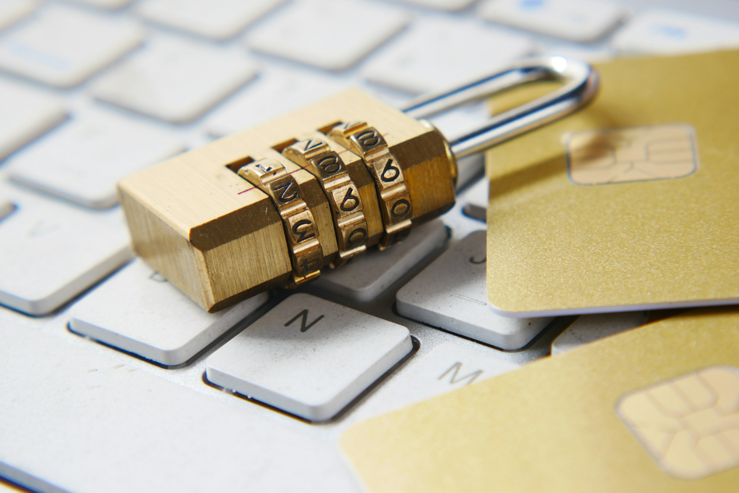 Juridisk dokument med GDPR-tekst og personvernerklæring på skrivebordet