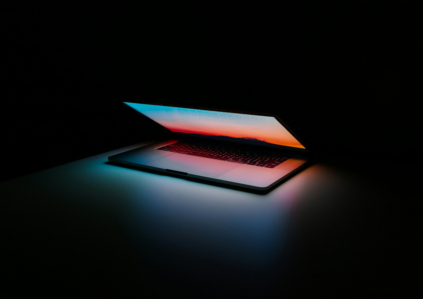Skjerm der macOS og Windows er vist side om side med brukergrensesnitt