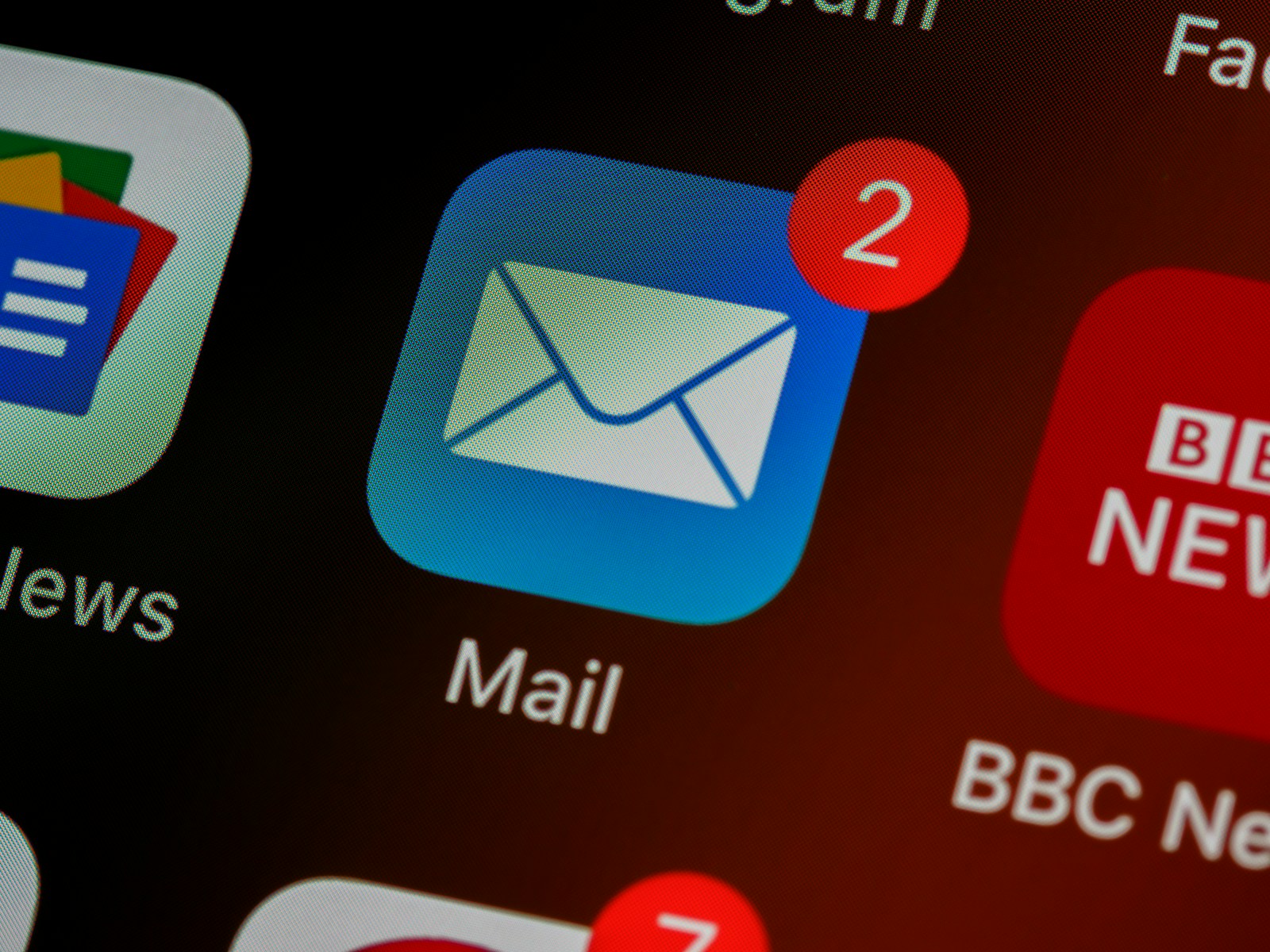 Illustrasjon av phishing-angrep der kriminelle etterligner en banks nettside