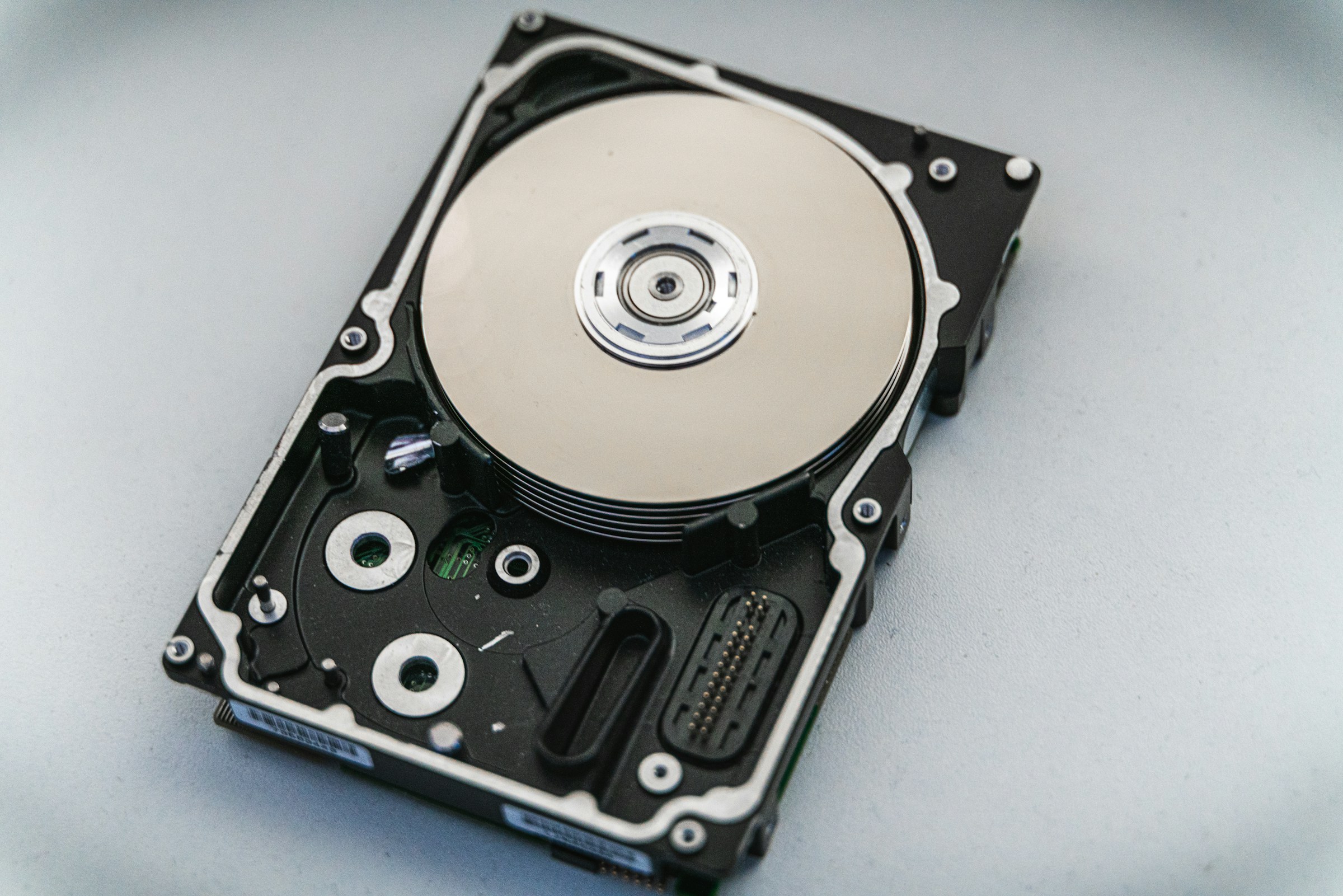 Ekstern harddisk koblet til bærbar PC for sikkerhetskopiering av filer