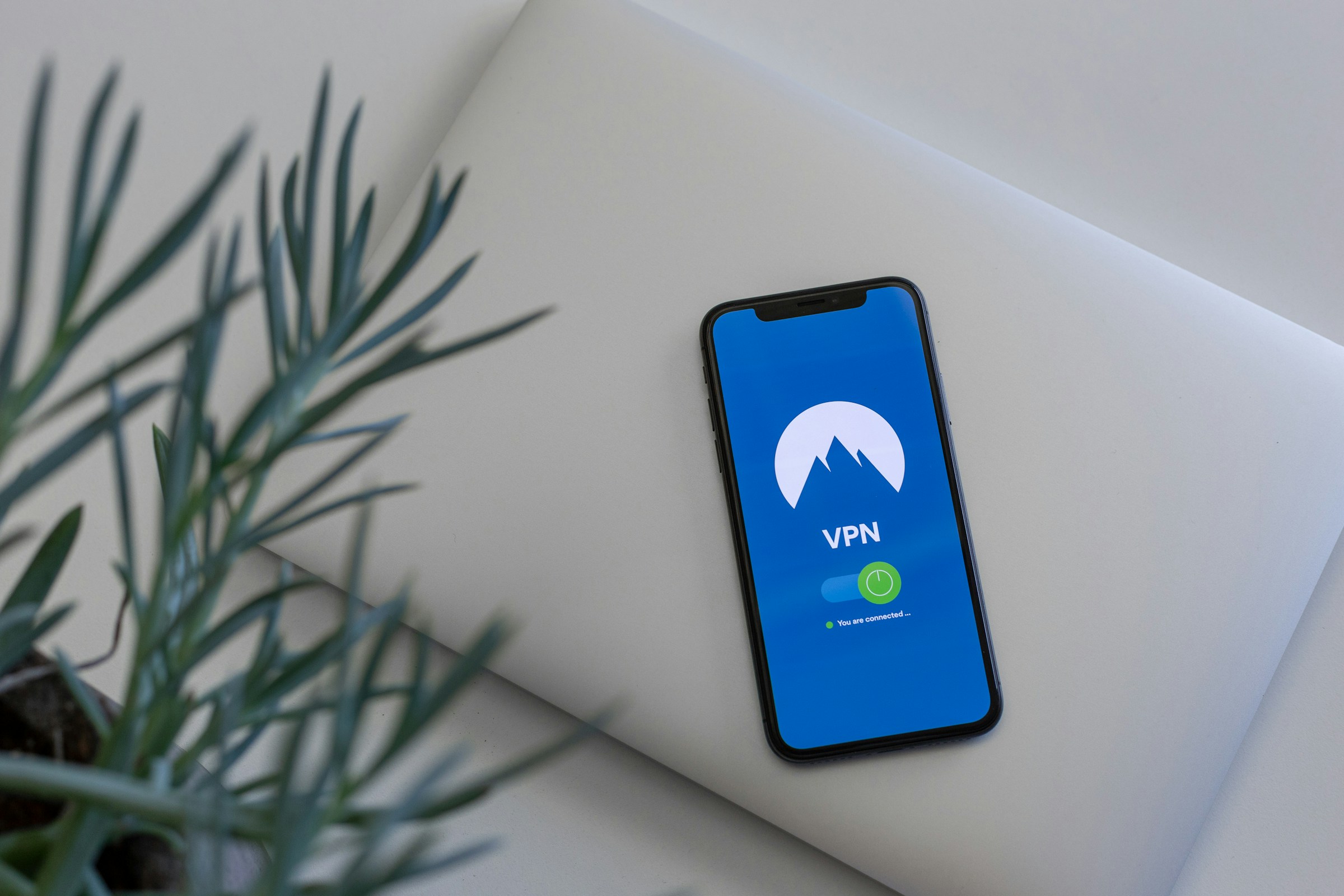Hånd som holder smarttelefon med VPN-tilkobling aktivert
