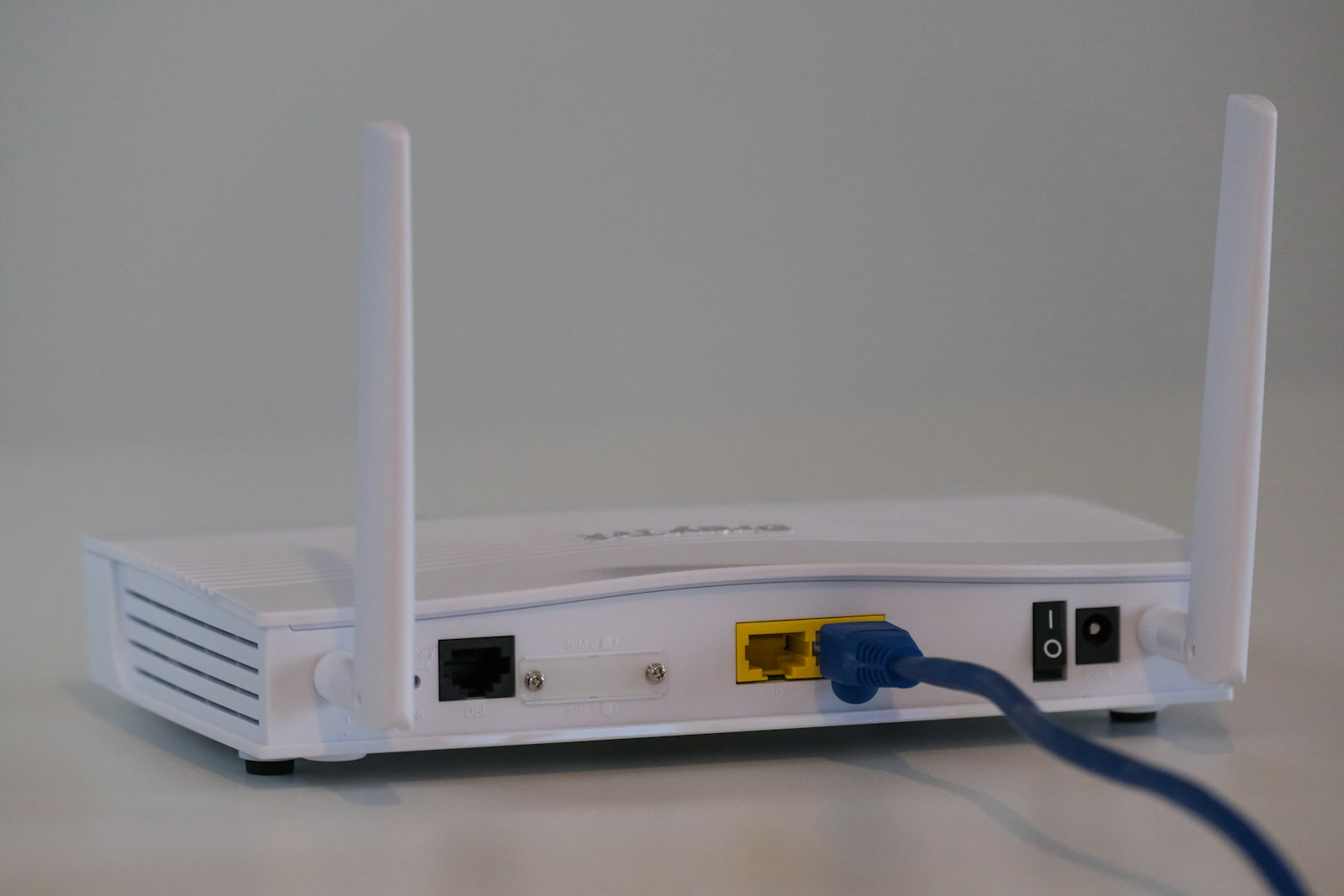 WiFi-ruter med antenner og kabel – plassering og kanalvalg avgjør dekningen