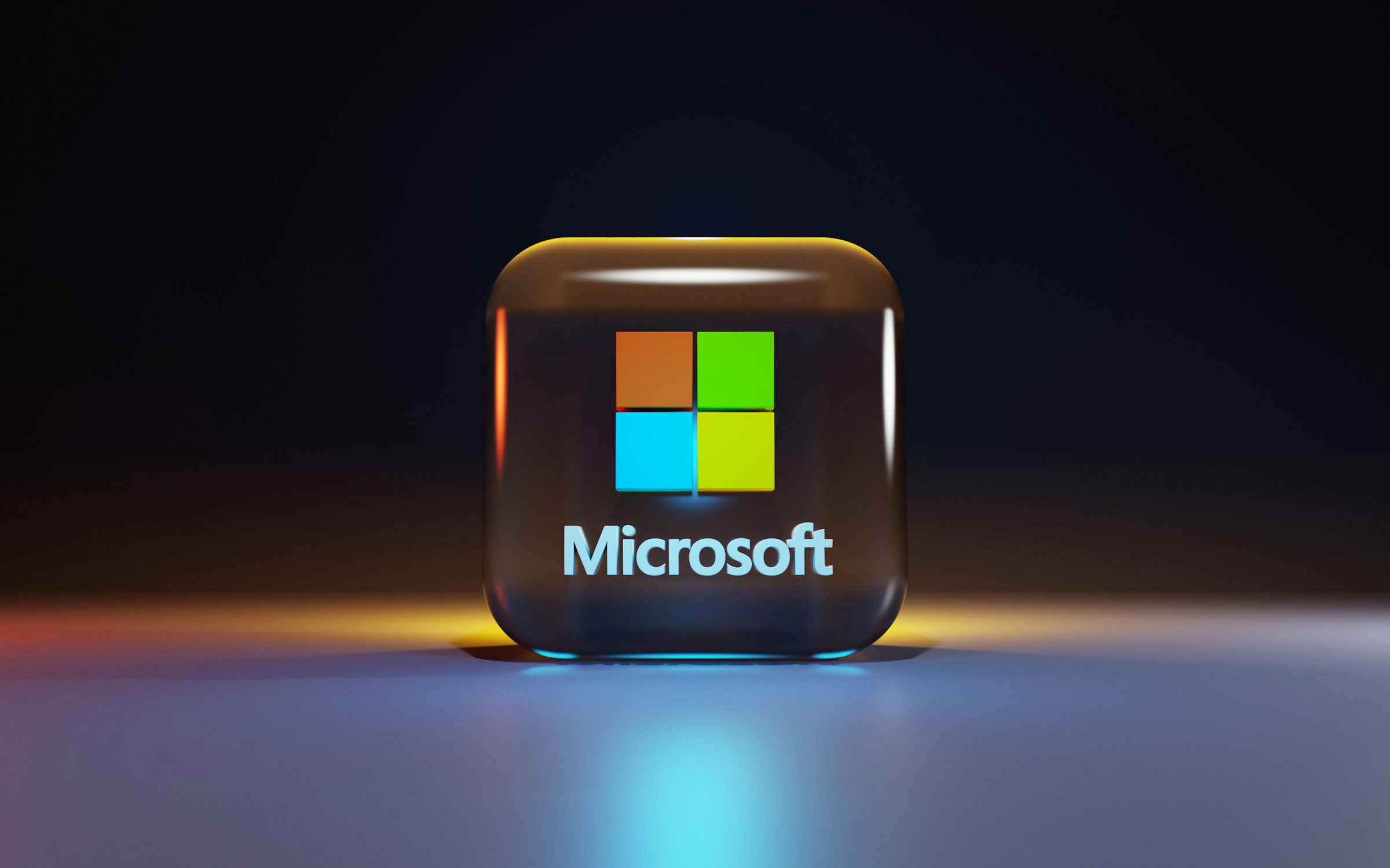 Bærbar PC med Windows 11 skrivebord og Snap Layouts i bruk
