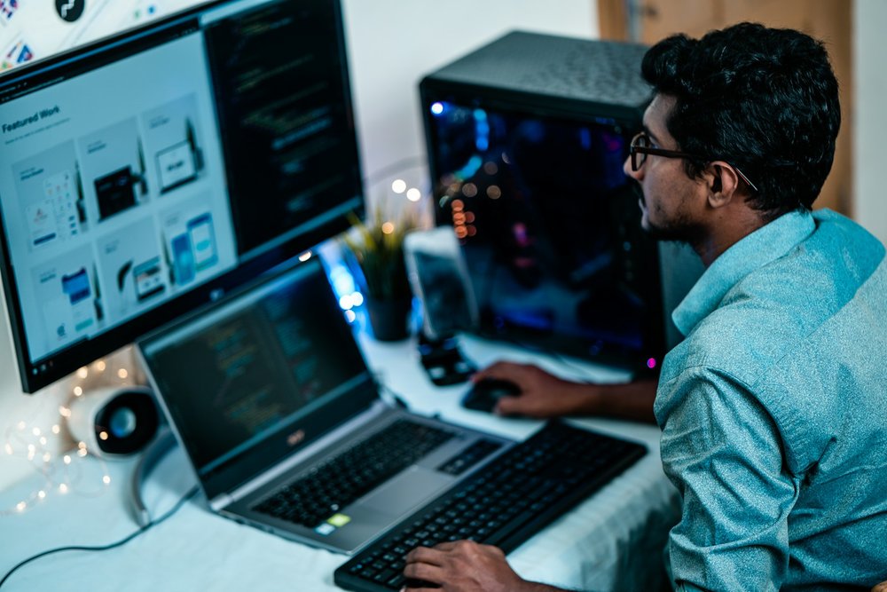 Technician using remote help tools to resolve an issue on a customer's PC